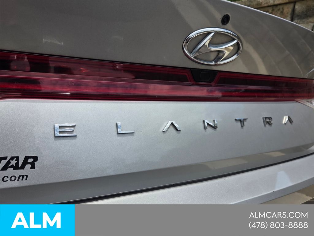 Used 2021 Silver Hyundai SEL image 8