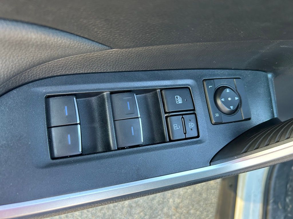 Thumbnail: 2022 Toyota RAV4 - 17