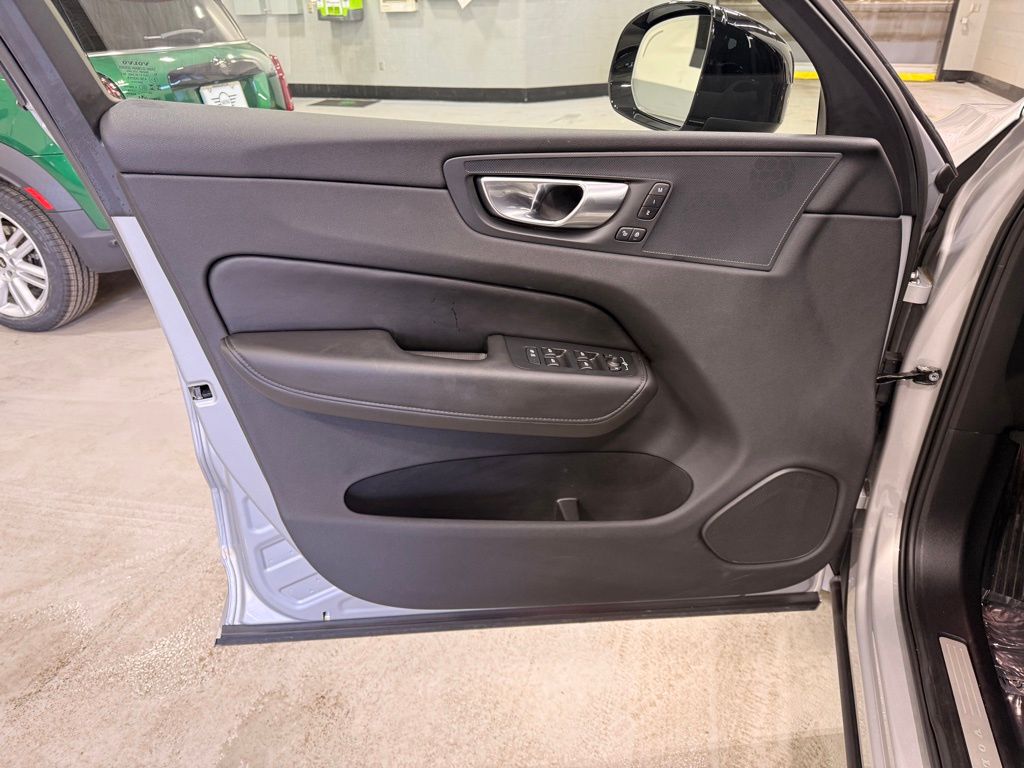 Thumbnail: 2025 Volvo XC60 - 10