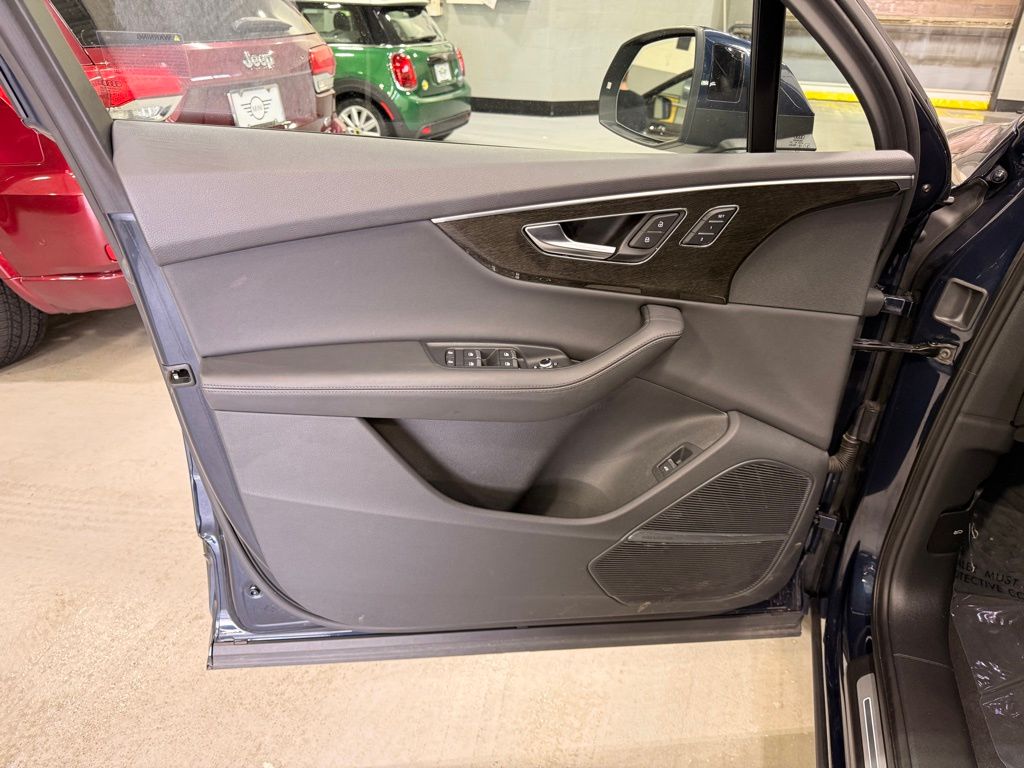 Thumbnail: 2023 Audi Q7 - 10