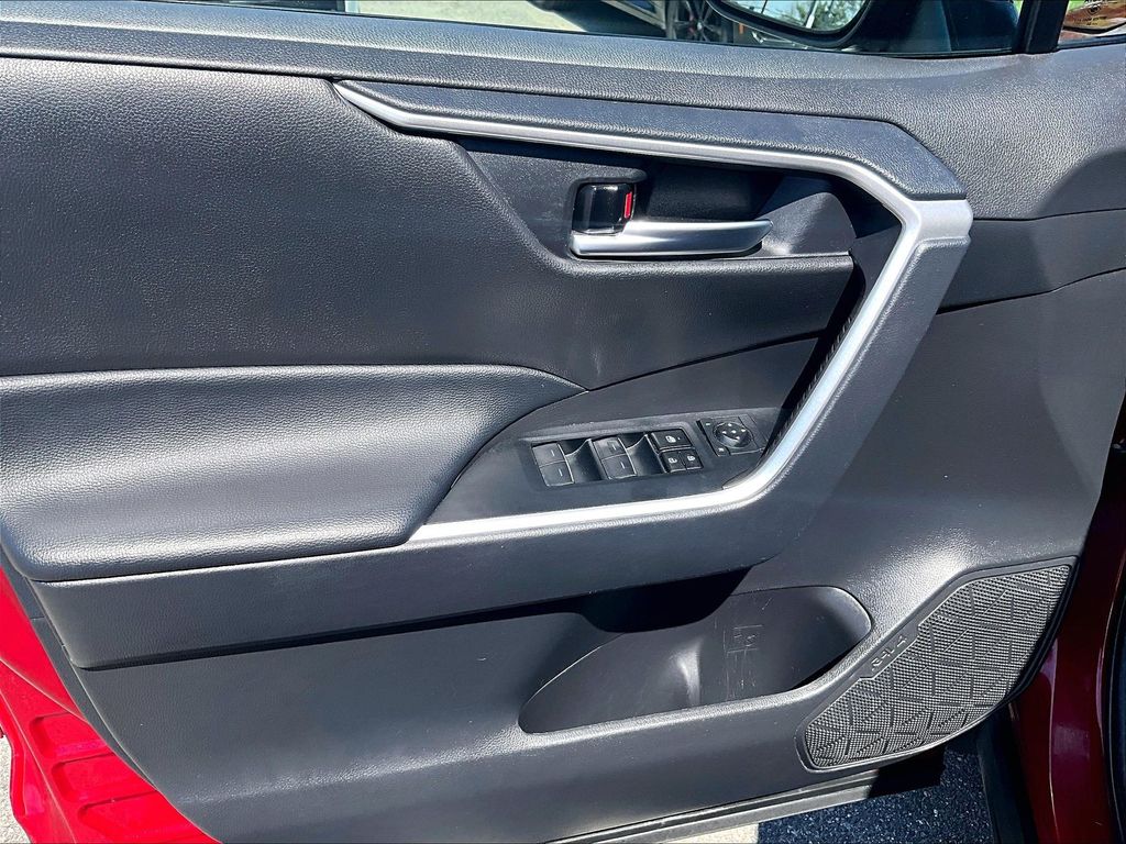 2024 Toyota RAV4 — photo 9