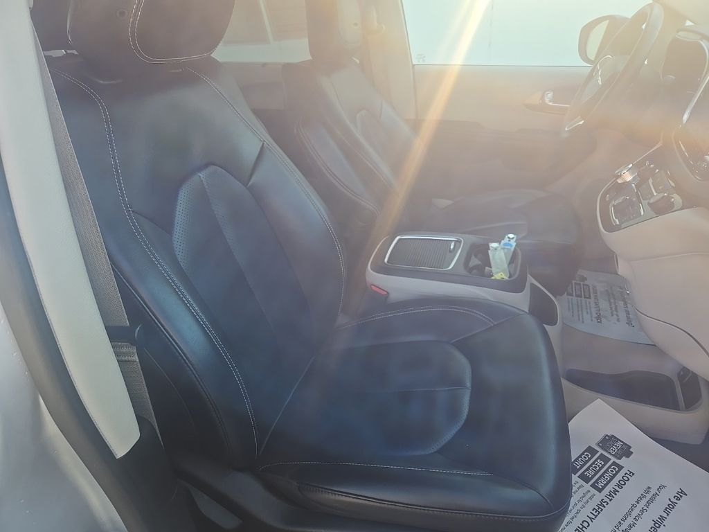Used 2023 Chrysler Pacifica Van