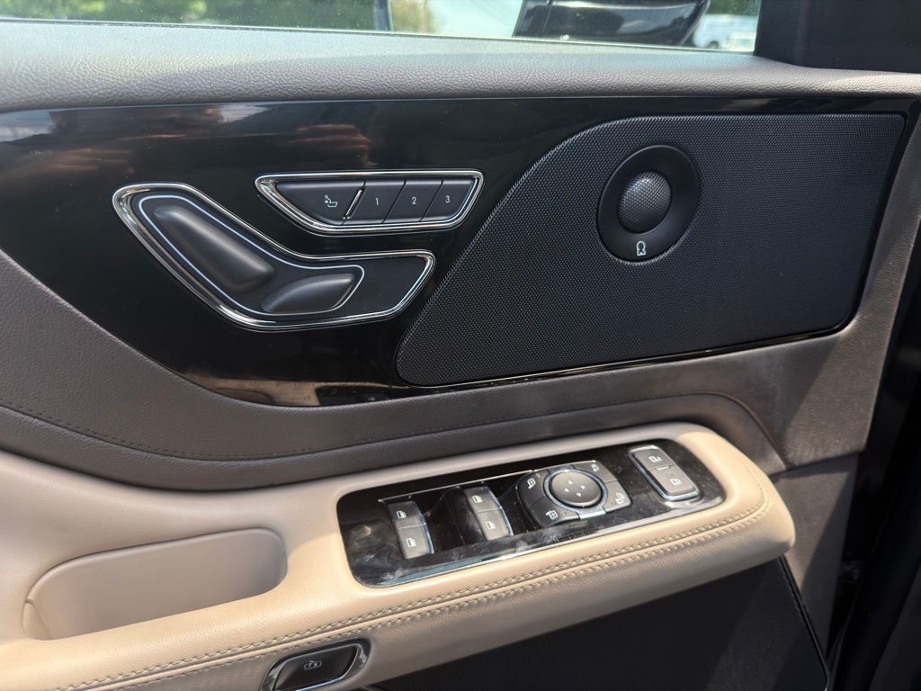 Thumbnail: 2021 Lincoln Aviator - 27