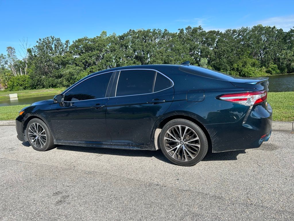2020 Toyota Camry SE 3