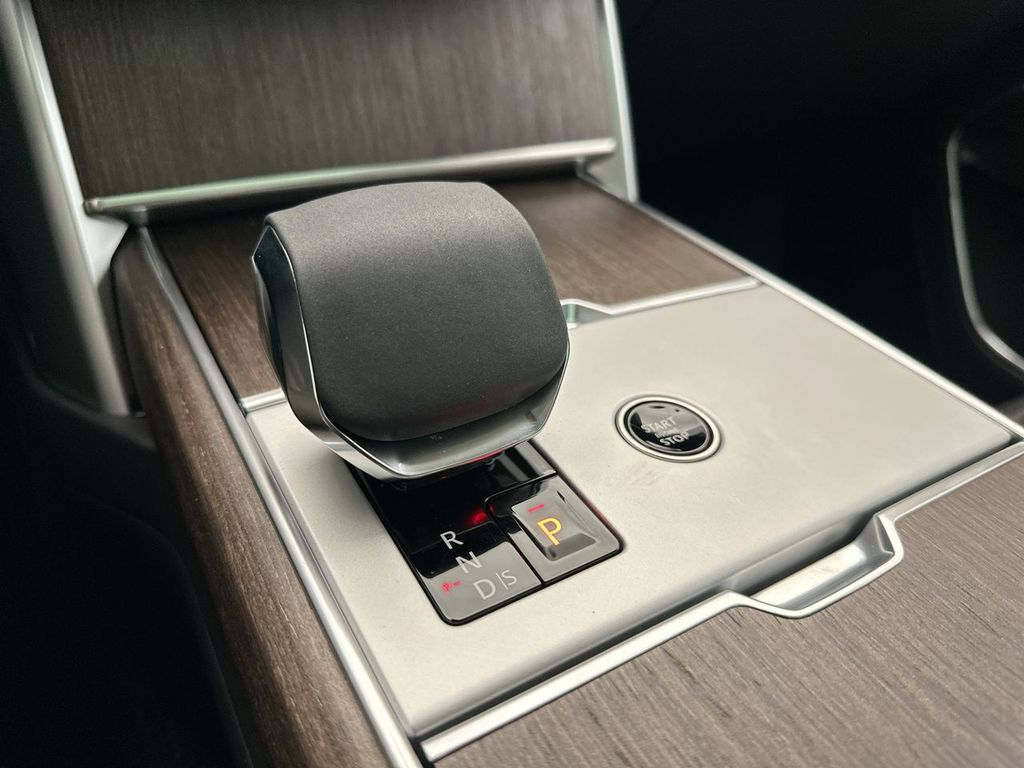 2025 Land Rover Range Rover SE 11