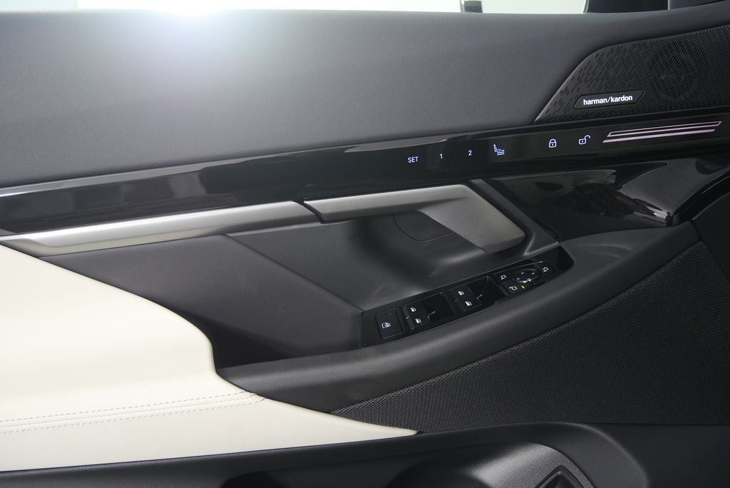 Thumbnail: 2026 BMW 5 Series - 9