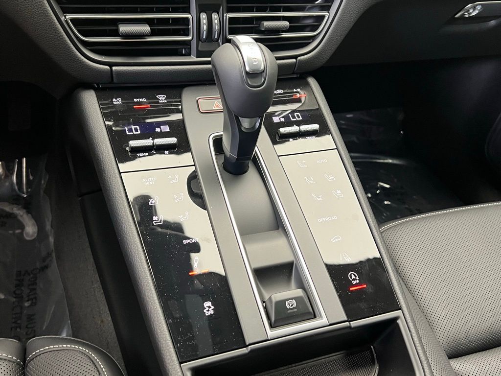 Thumbnail: 2025 Porsche Macan - 11