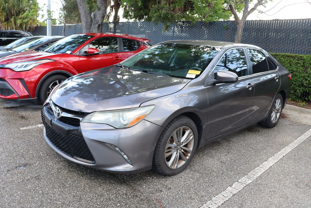 2017 Toyota Camry SE Hero Image