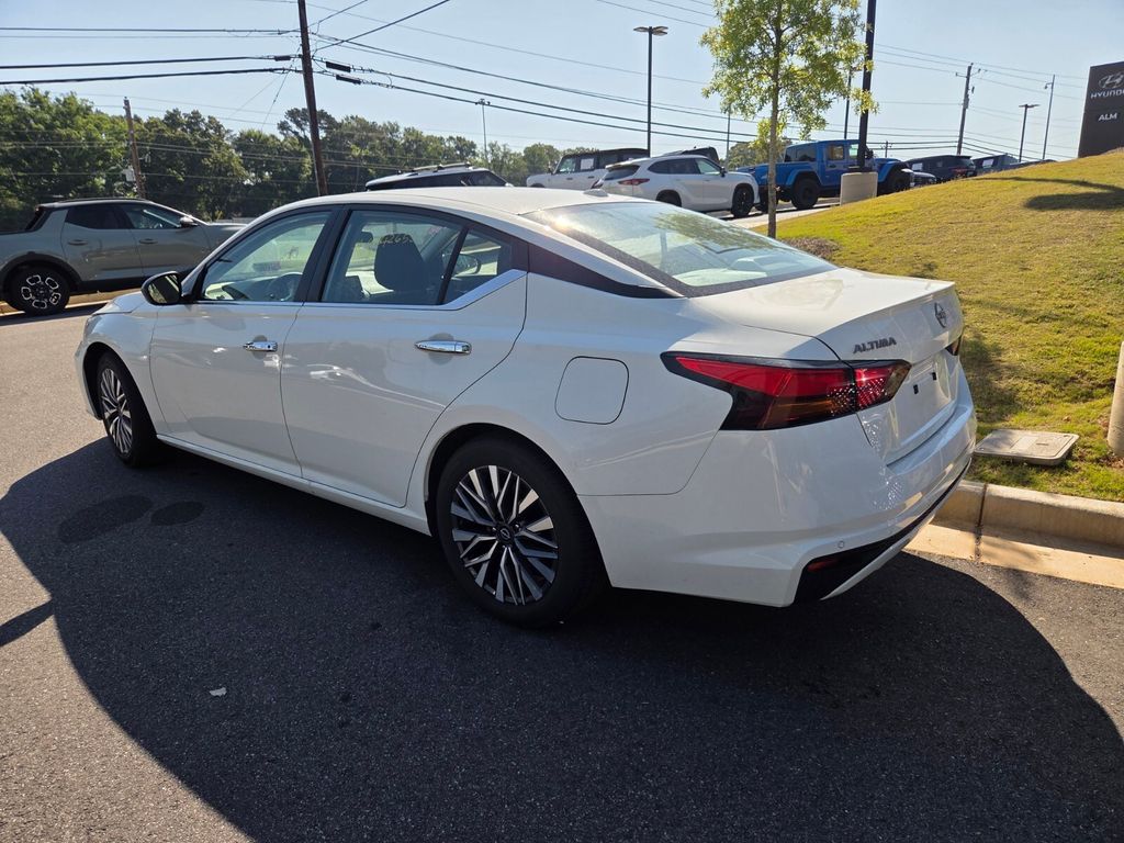 Used 2025 White Nissan 2.5 SV image 4