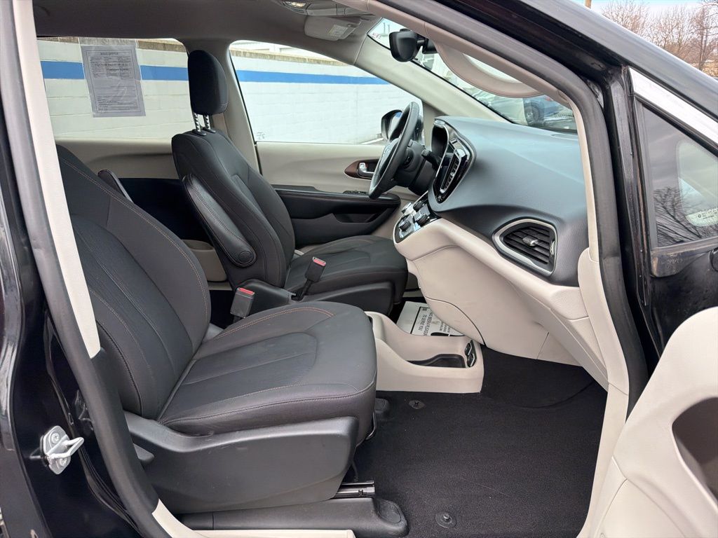 Thumbnail: 2017 Chrysler Pacifica - 26