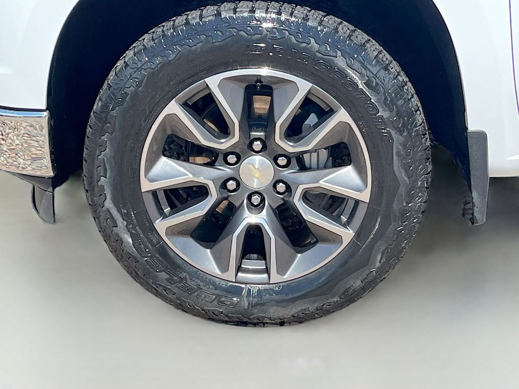 Used 2022 White Chevrolet LT image 30
