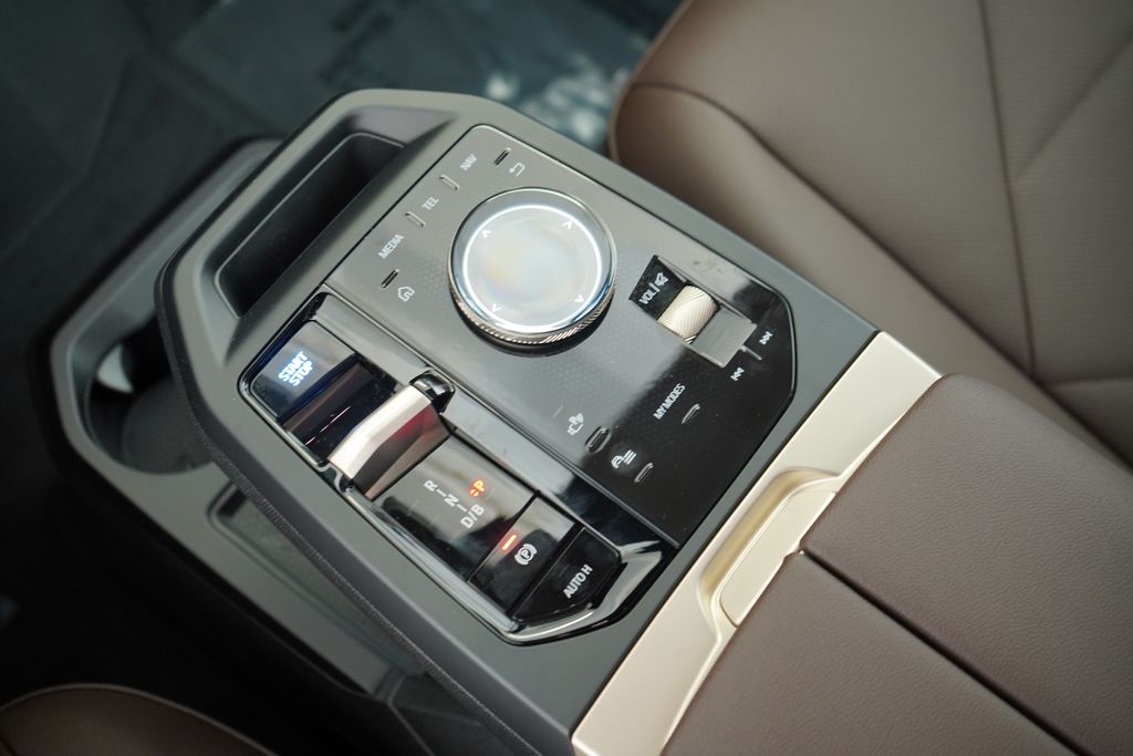 Thumbnail: 2026 BMW iX - 17