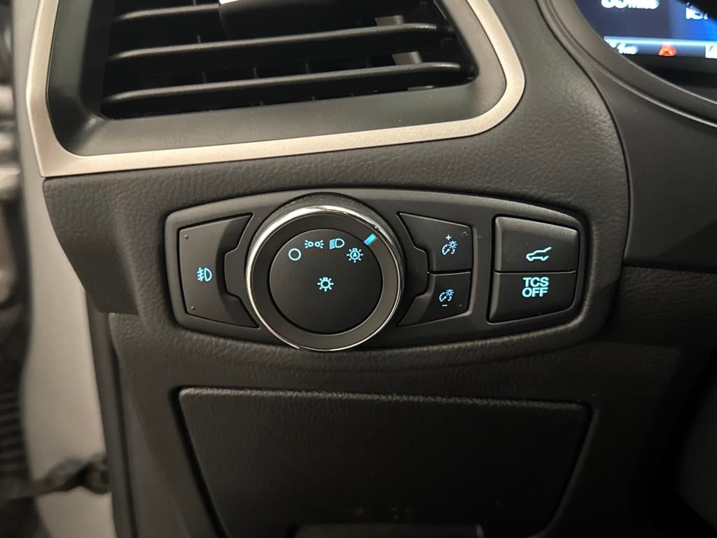 2022 Ford Edge SEL photo 13