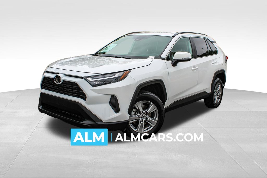 2024 Toyota RAV4 XLE's photo