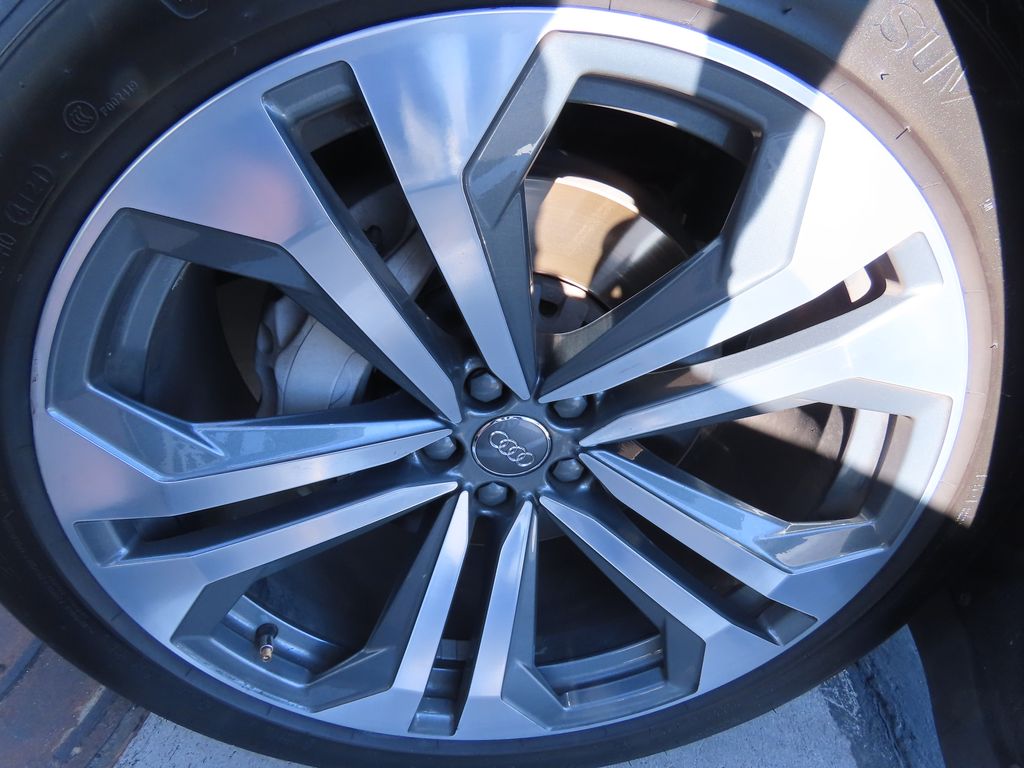 Thumbnail: 2019 Audi Q8 - 18