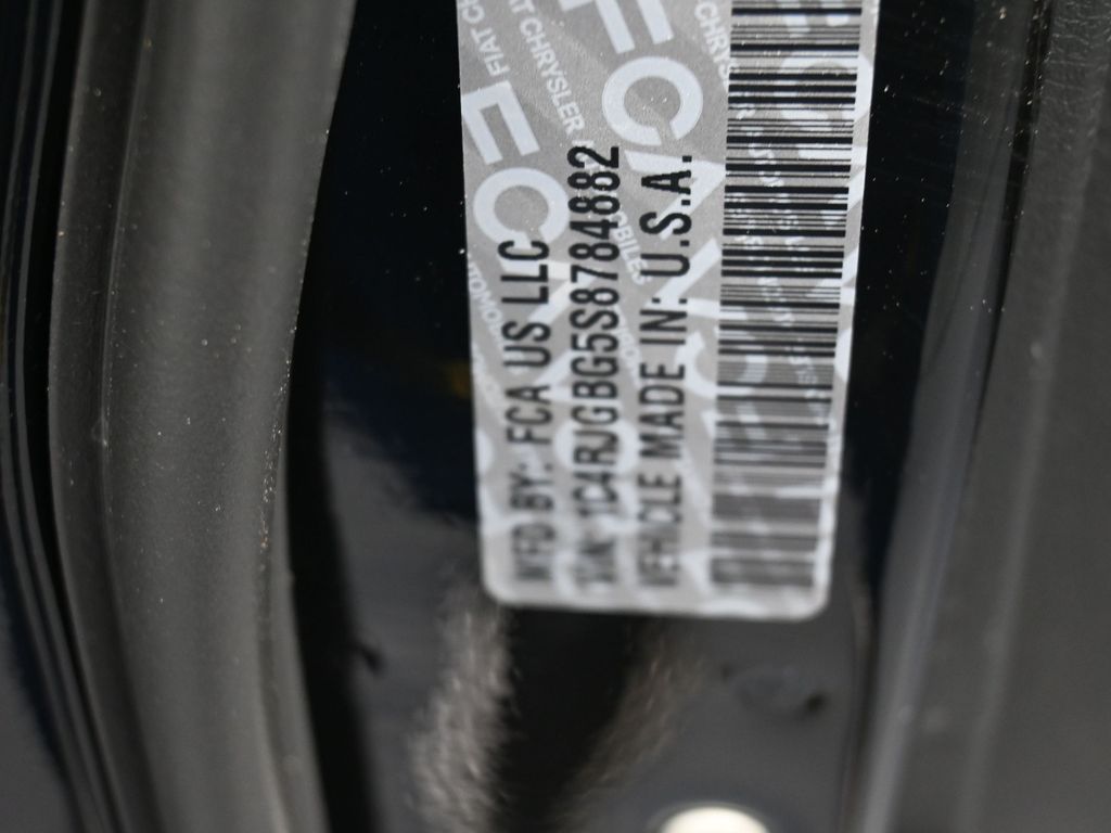 New 2025 Diamond Black Crystal Pearlcoat Jeep Limited image 18