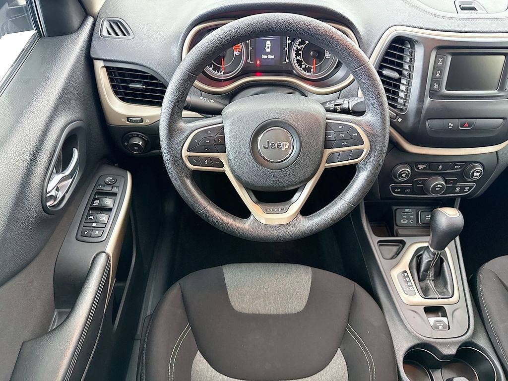 Thumbnail: 2018 Jeep Cherokee - 10