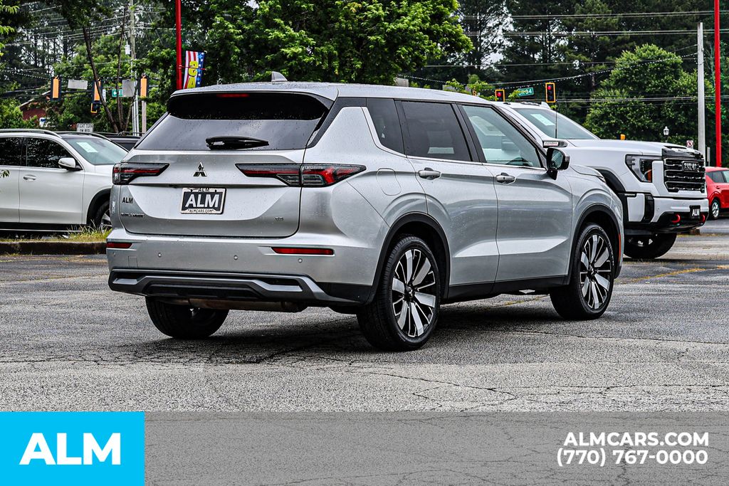 Used 2025 Silver Mitsubishi SE image 6