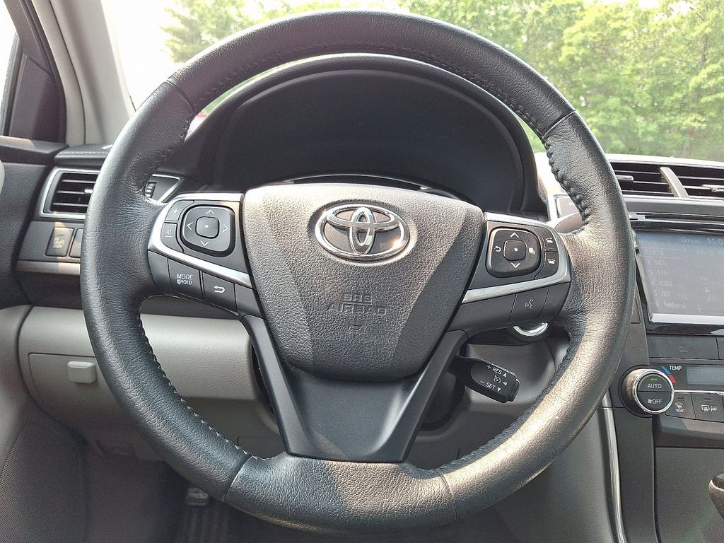 2015 Toyota Camry XLE 19