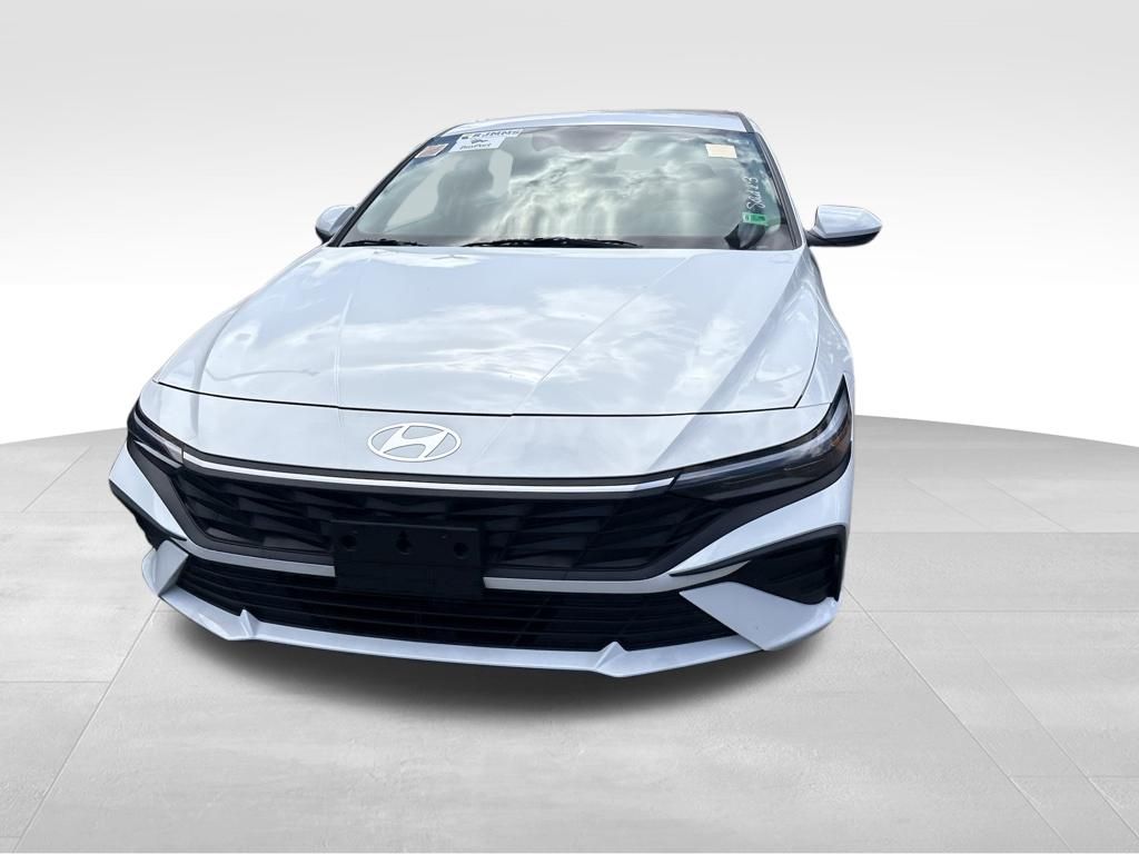 Used 2024 White Hyundai SEL image 4