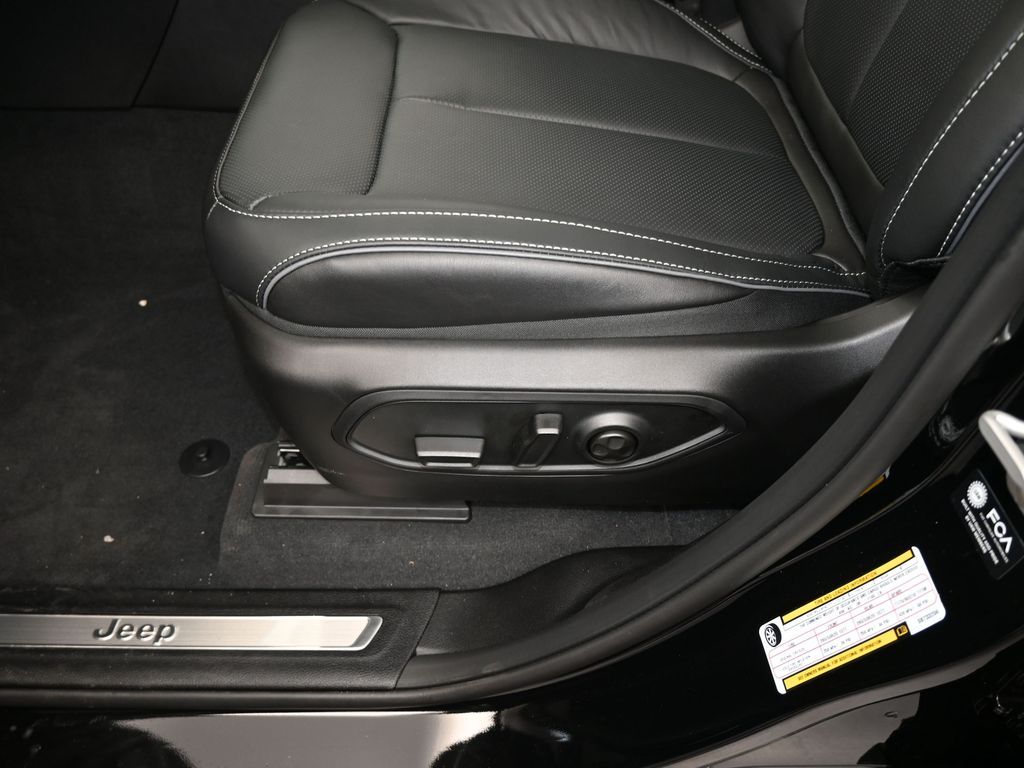 New 2025 Diamond Black Crystal Pearlcoat Jeep Overland image 16