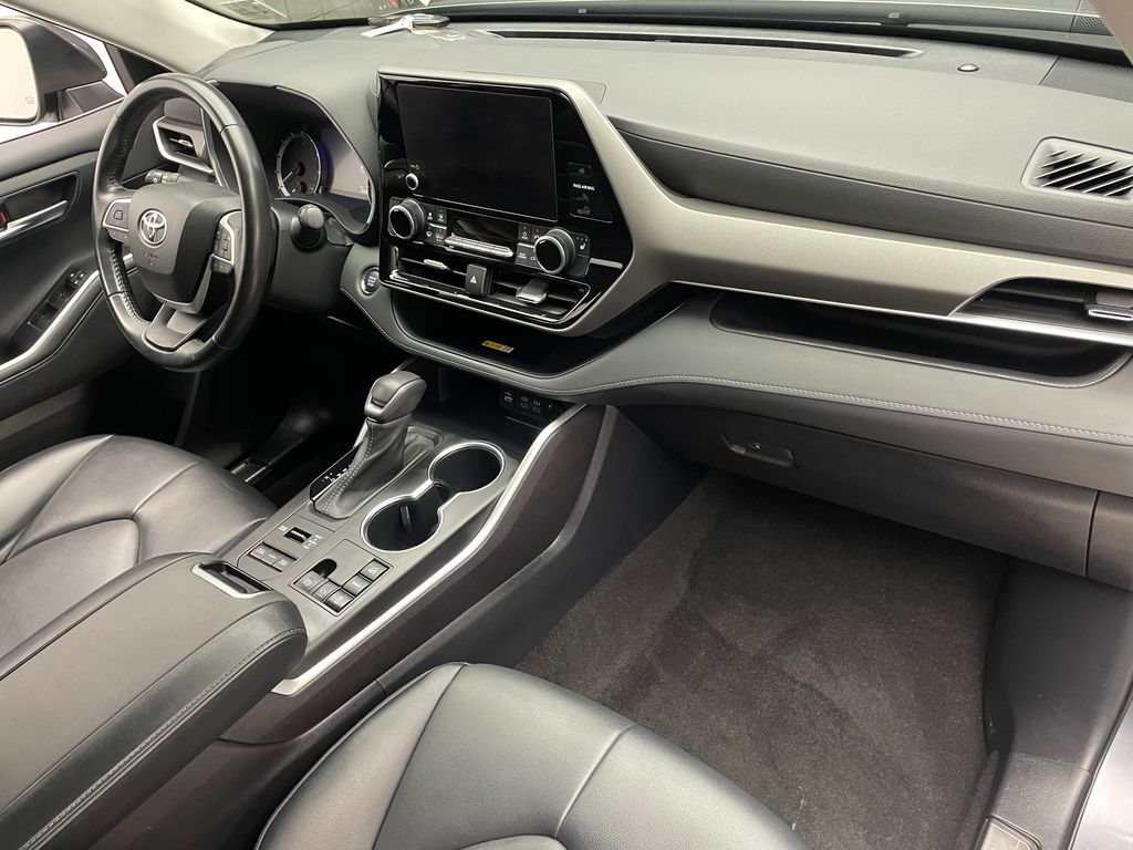 Thumbnail: 2023 Toyota Highlander - 16