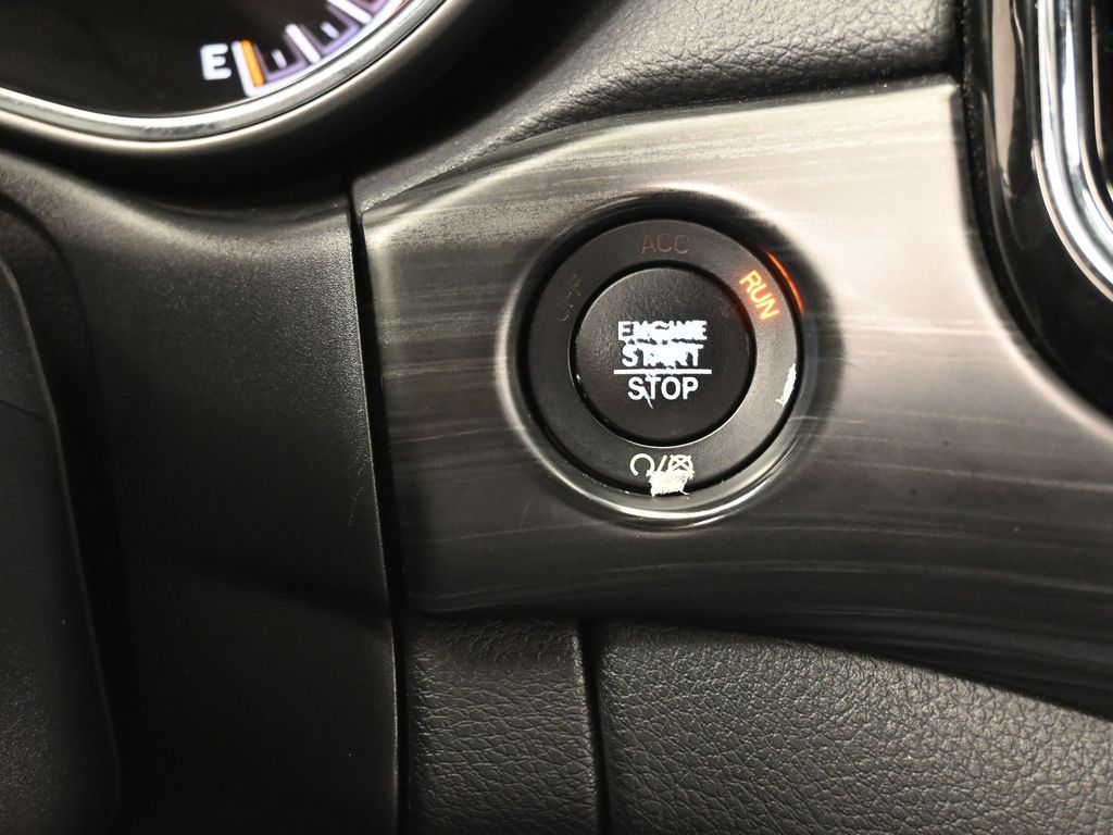 Used 2020 Diamond Black Crystal Pearlcoat Jeep Altitude image 28