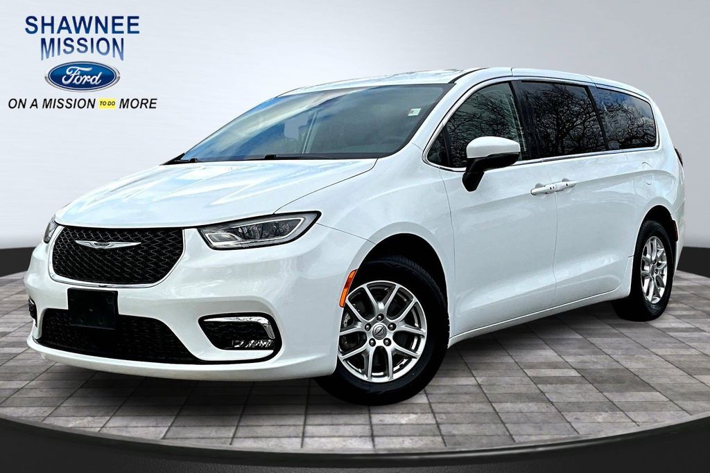 Bright White Clearcoat 2023 Chrysler Pacifica Touring L FWD Minivan Front-Wheel Drive 9-Speed Automatic