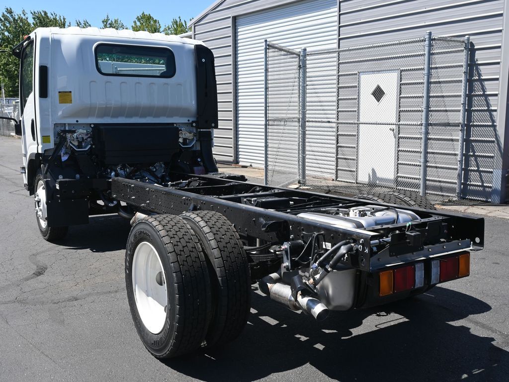 2024 Isuzu NPR HD 