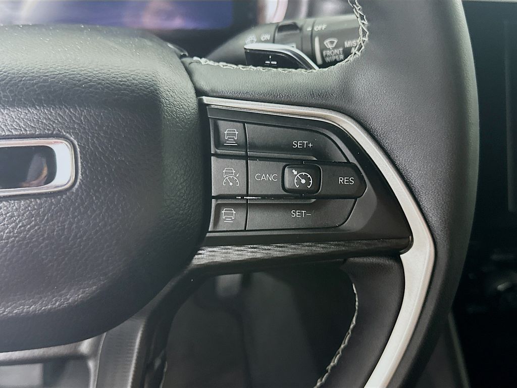 Used 2023 White Jeep Altitude image 27