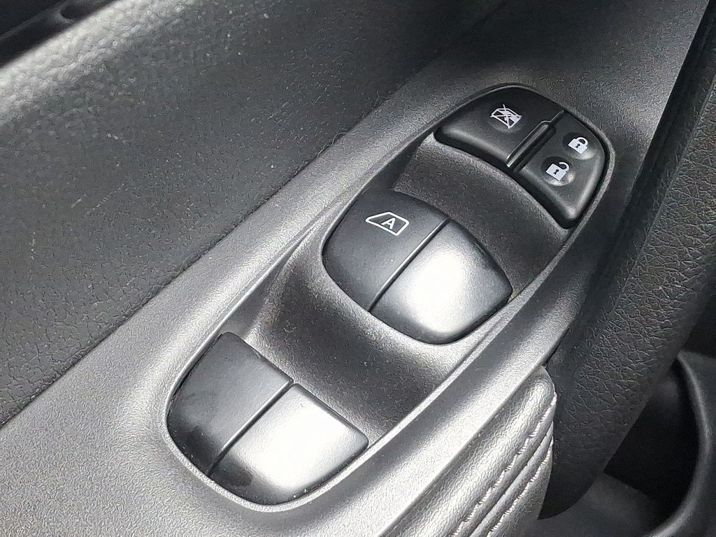 Thumbnail: 2018 Nissan Rogue Sport - 25