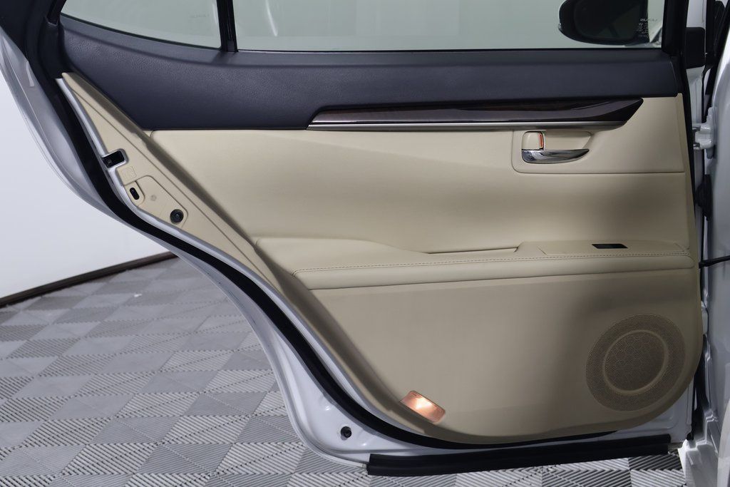 Thumbnail: 2014 Lexus ES - 13
