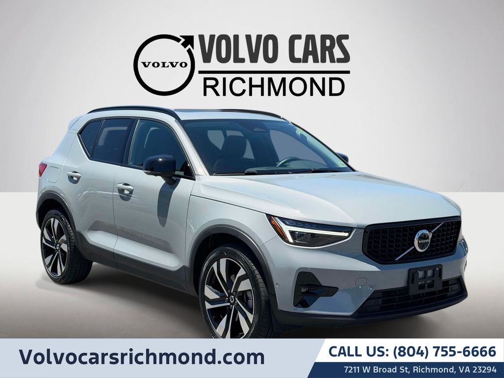 Vapour Gray Metallic 2025 Volvo XC40 B5 Plus Dark Theme AWD SUV / Crossover All-Wheel Drive Automatic