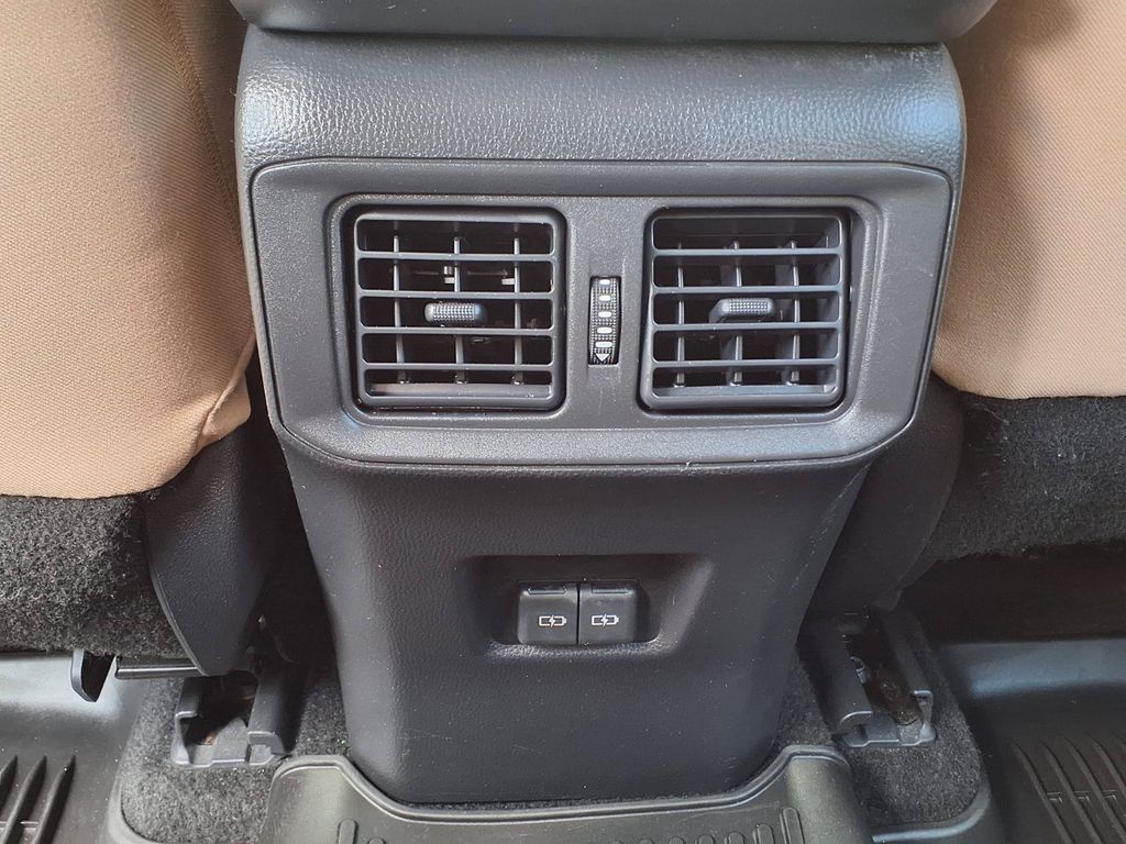 2022 Toyota RAV4 XLE - Photo 16