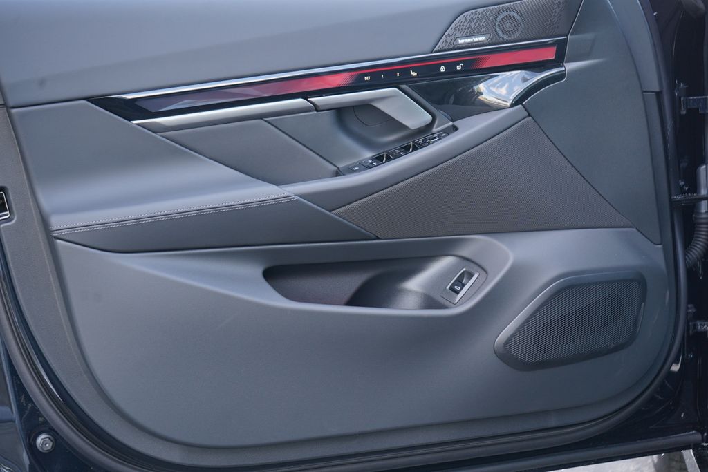 Thumbnail: 2026 BMW 5 Series - 11