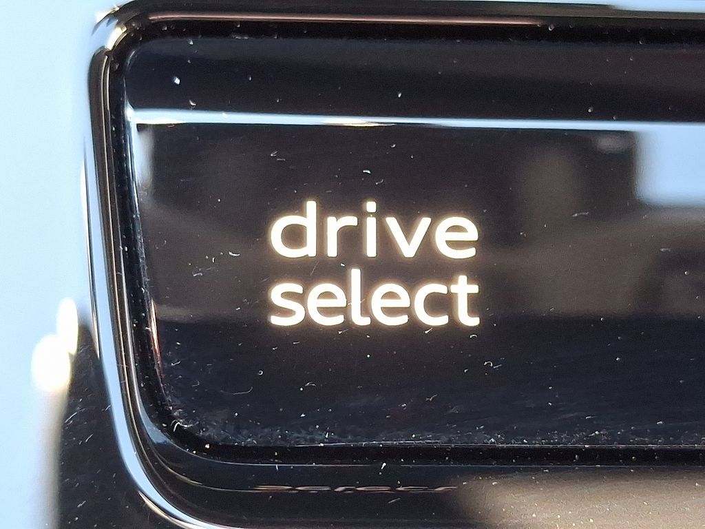 Thumbnail: 2025 Audi e-tron S - 25