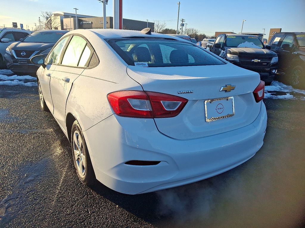 Thumbnail: 2017 Chevrolet Cruze - 4