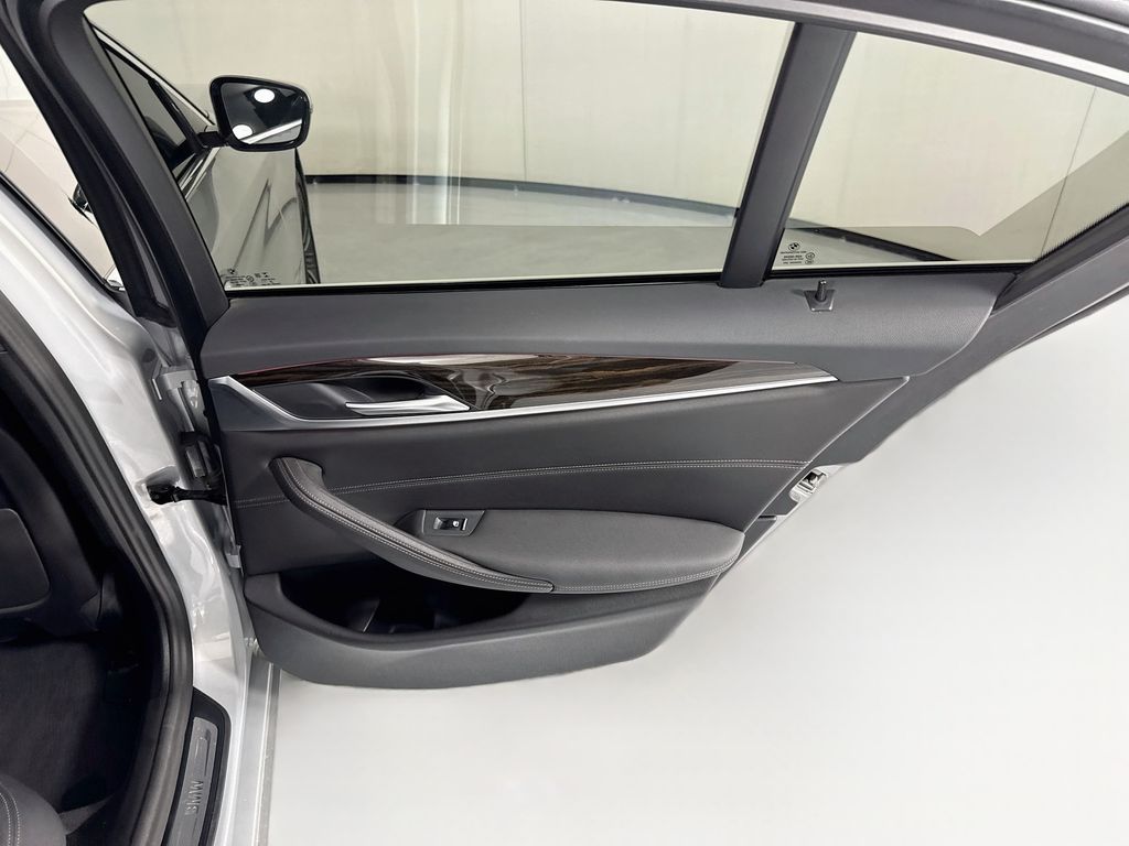 Thumbnail: 2021 BMW 5 Series - 27