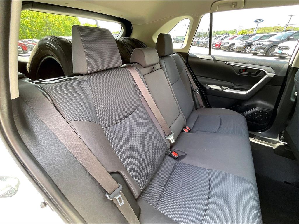 2019 Toyota RAV4 — photo 15