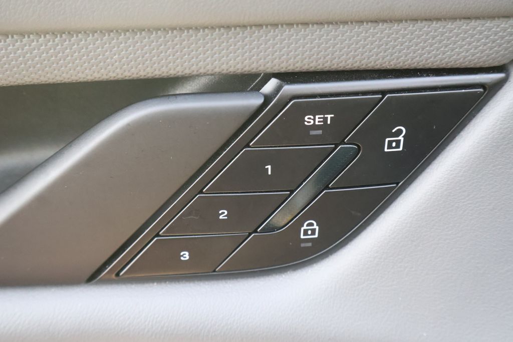 Thumbnail: 2022 Porsche Taycan - 19