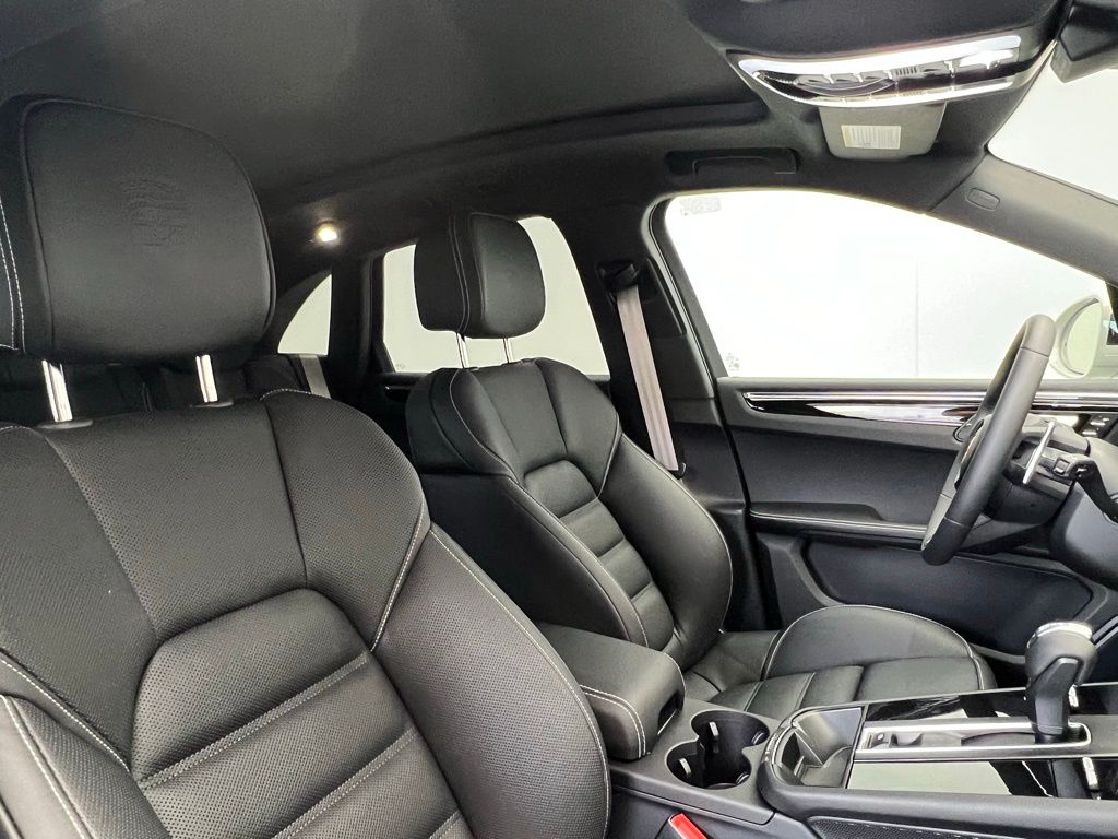 Thumbnail: 2025 Porsche Macan - 18