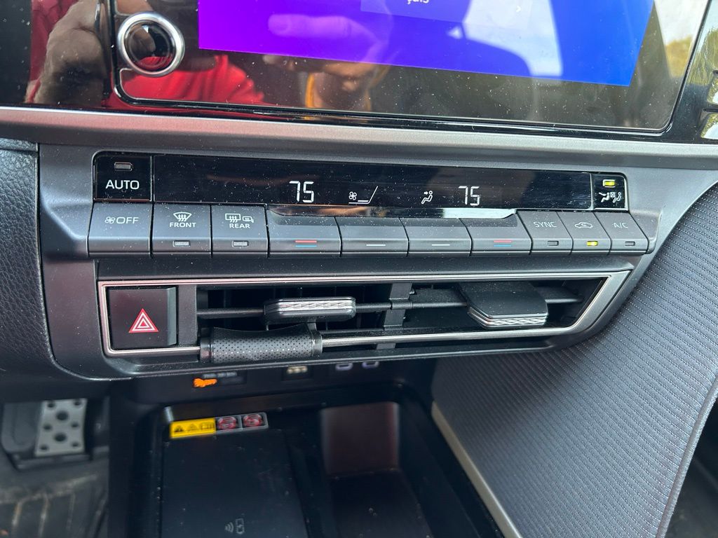 Thumbnail: 2025 Toyota Camry - 25