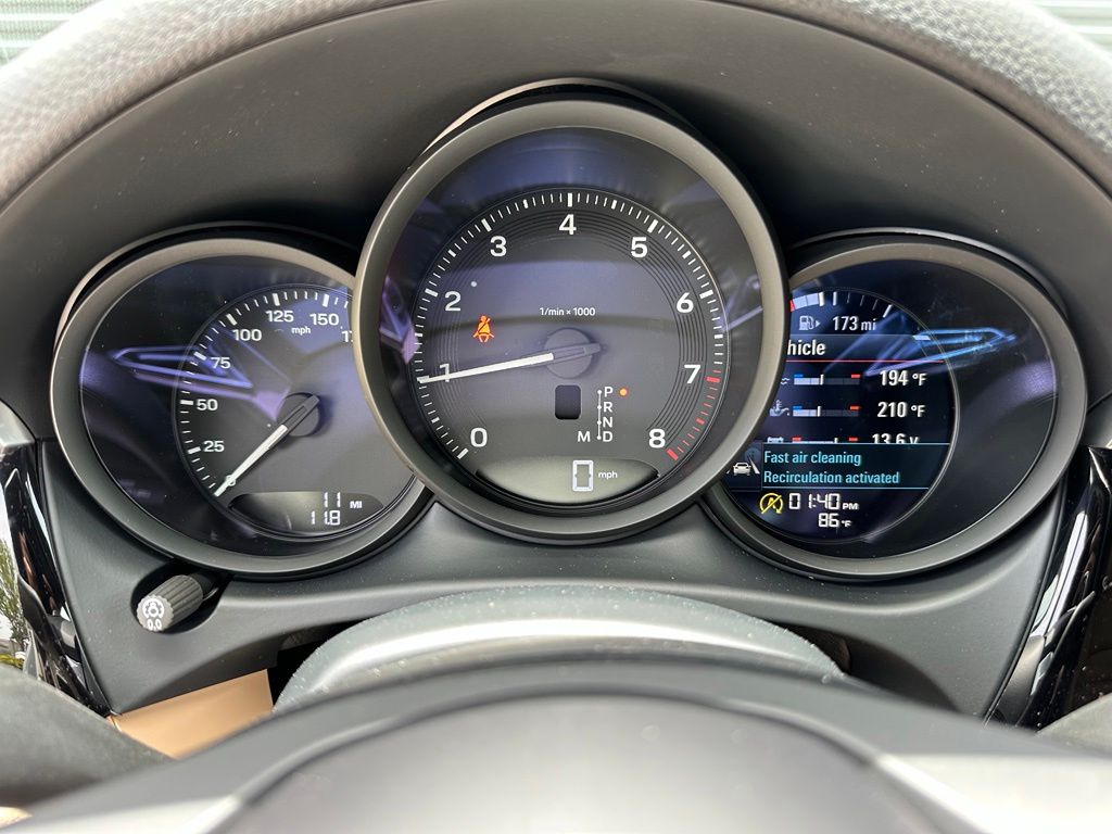Thumbnail: 2026 Porsche Macan - 25