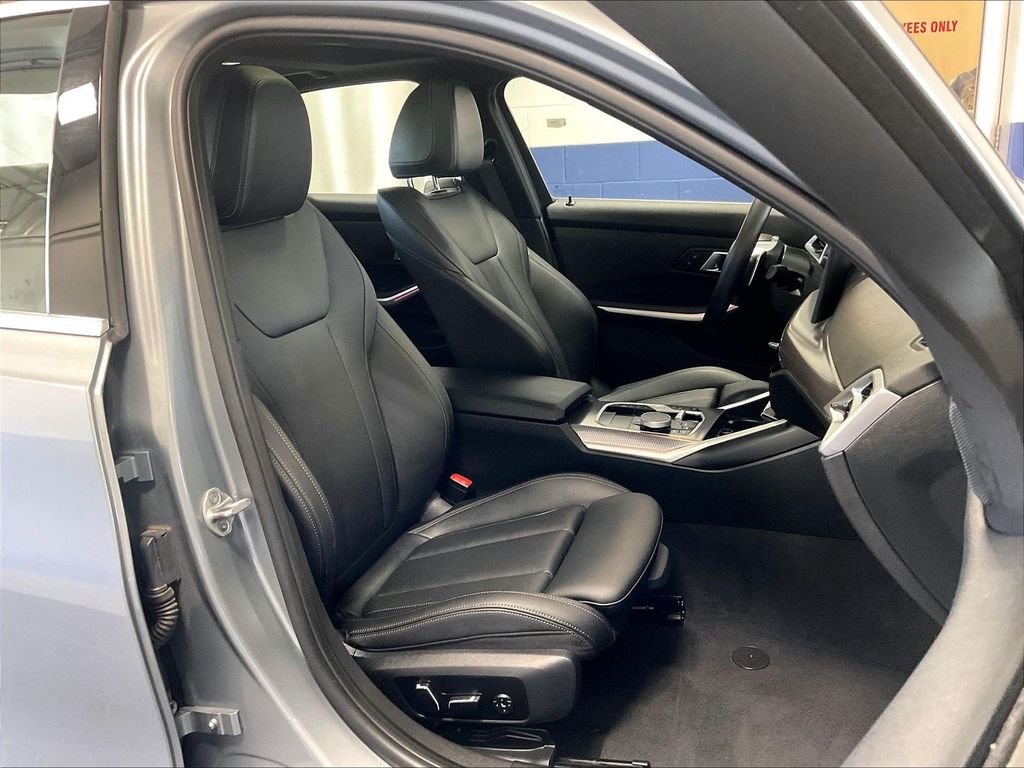 2025 BMW 3 Series — photo 11