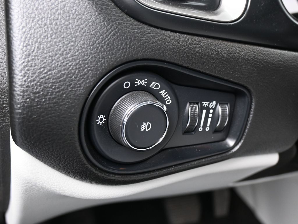 Used 2022 Black Clearcoat Jeep Latitude image 14