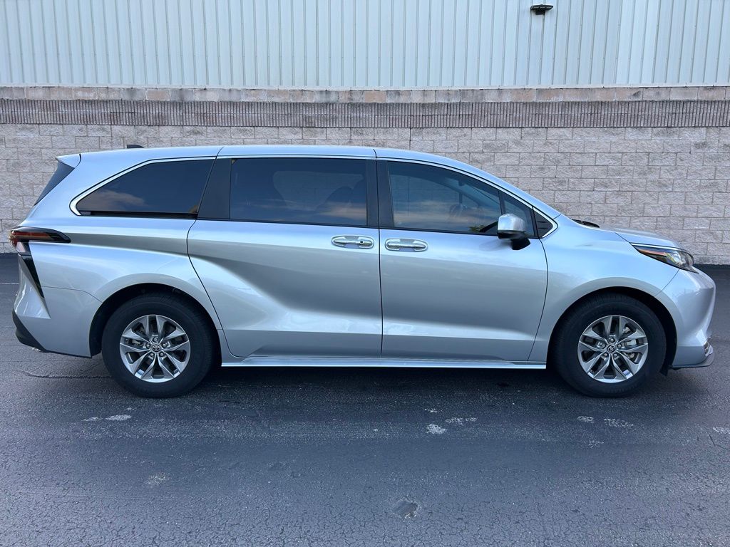 Thumbnail: 2023 Toyota Sienna - 6