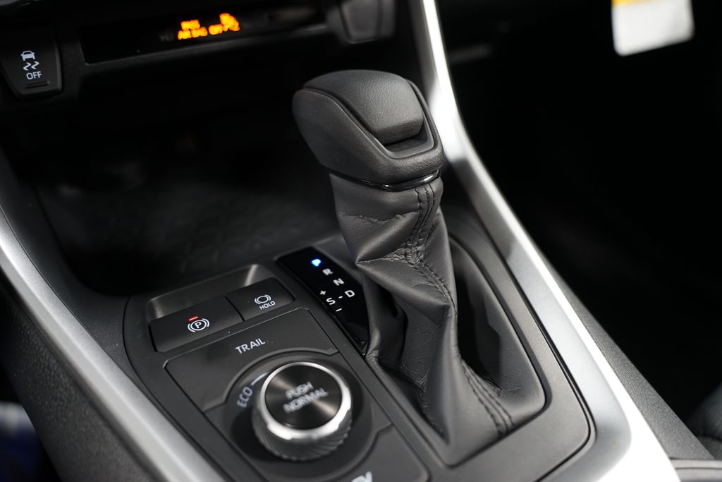 2025 Toyota RAV4 XLE 21