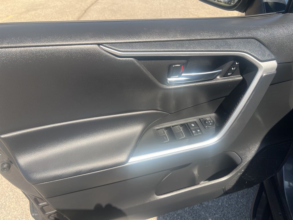 2022 Toyota RAV4 XLE Premium photo