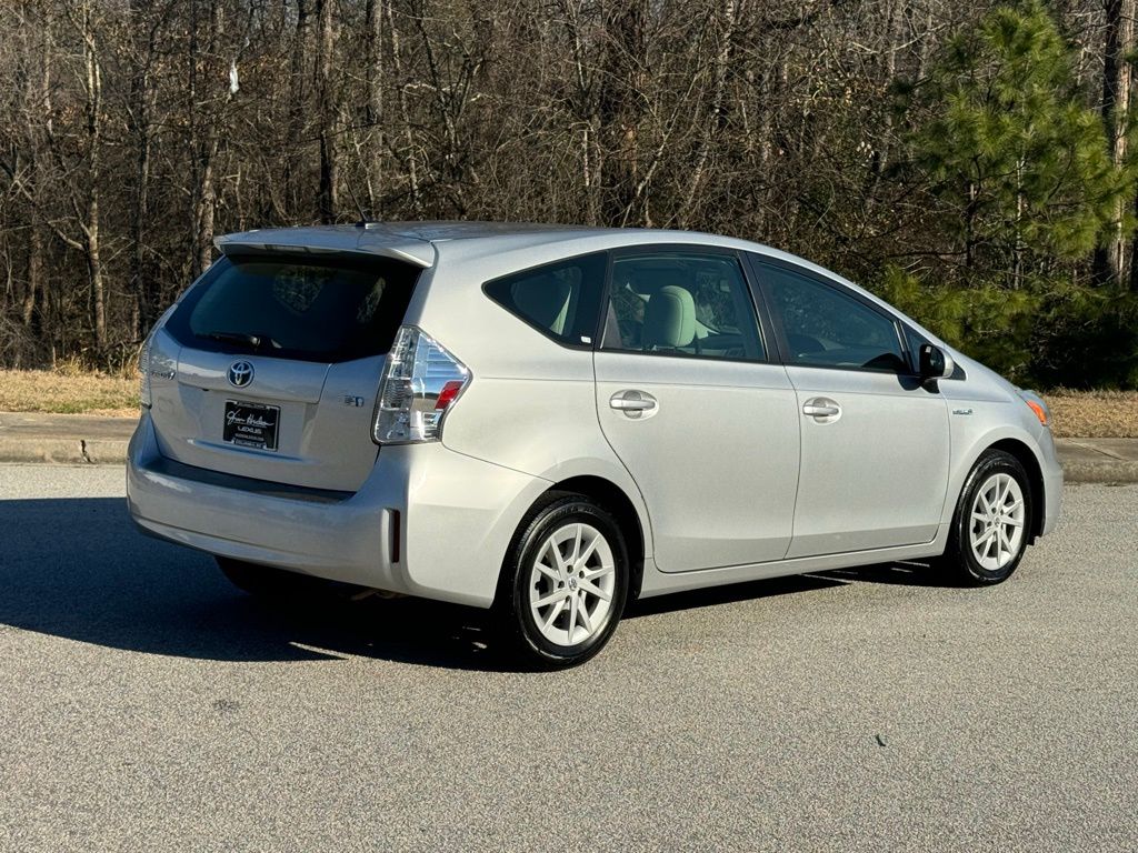 2013 Toyota Prius v Three 12