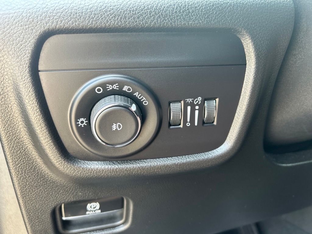 Used 2025 Jeep Grand Cherokee SUV
